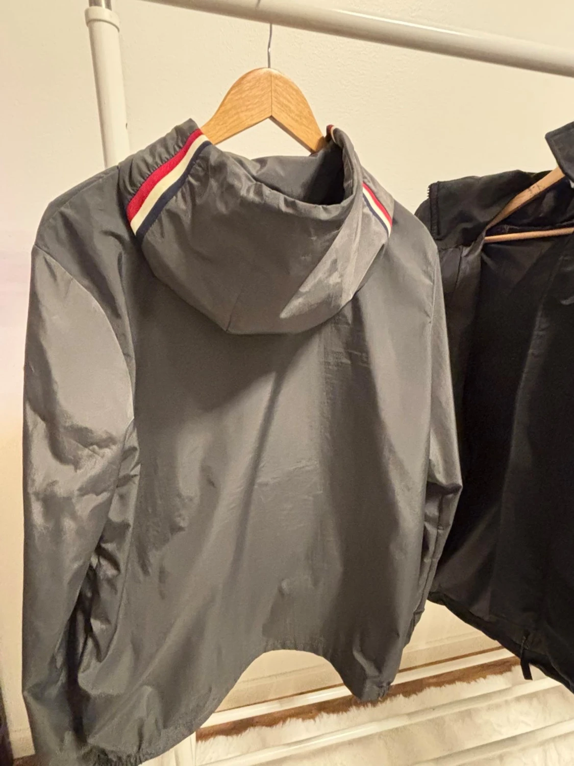 Grå vindjacka med huva och ränder - 1