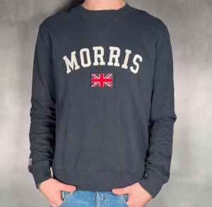 Morris tröja - - Morris tröja— Storlek S — 9/10 - Bra skick utan skavanker — Inkluderat - Hoodie — Retail 1200kr+ — Modellen är 180cm, 65kg