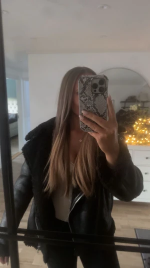 Svart jacka - Supervarm och snygg vinter/ höst jacka från hm. Köpt förra året men aldrig andvänd. Den har dragkedja framtill två fickor. Skriv vid intresse.