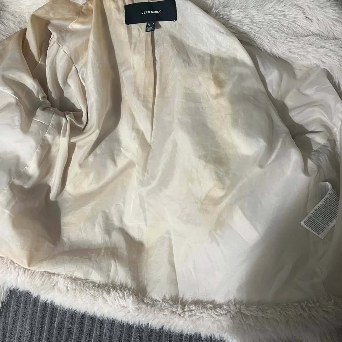 Beige pälsjacka från Vero Moda - 1