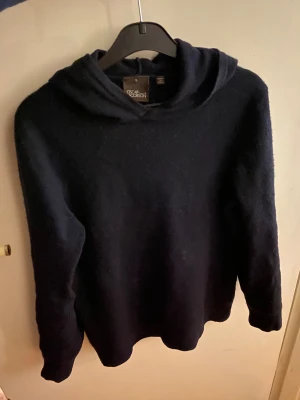  Oscar Jacobson Kashmir hoodie - Oscar Jacobson hoodie i Kashmir, nypris 1500. Sparsamt använd. 