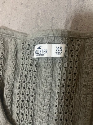 Supersnygg tröja från hollister🩷 - Stickad tröja, Använt få gånger, inga defekter, skriv om frågor 🩷