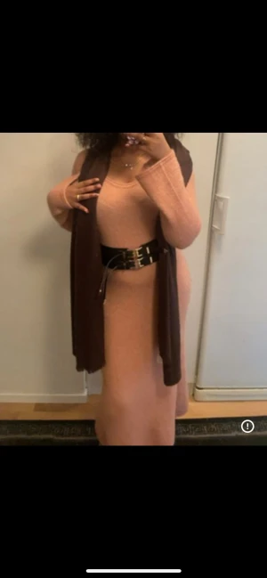 Långärmad rosa stickad klänning - Supermysig långärmad stickad klänning i en mjuk rosa ton från Lindex . Klänningen är lång, har rund halsringning och en lätt utsvängd passform. Perfekt att styla med bälte eller accessoarer för en personlig look.