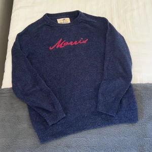 Morris Stickad Tröja - Säljer denna stickade Morris tröja. Tröjan är i storlek M och är i mycket fint skick. Sitter bra på mig som är 183cm 71kg