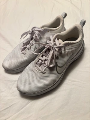 Vita Nike sneakers  - Säljet ett par Nike träningsskor som är använda fåtal gånger 