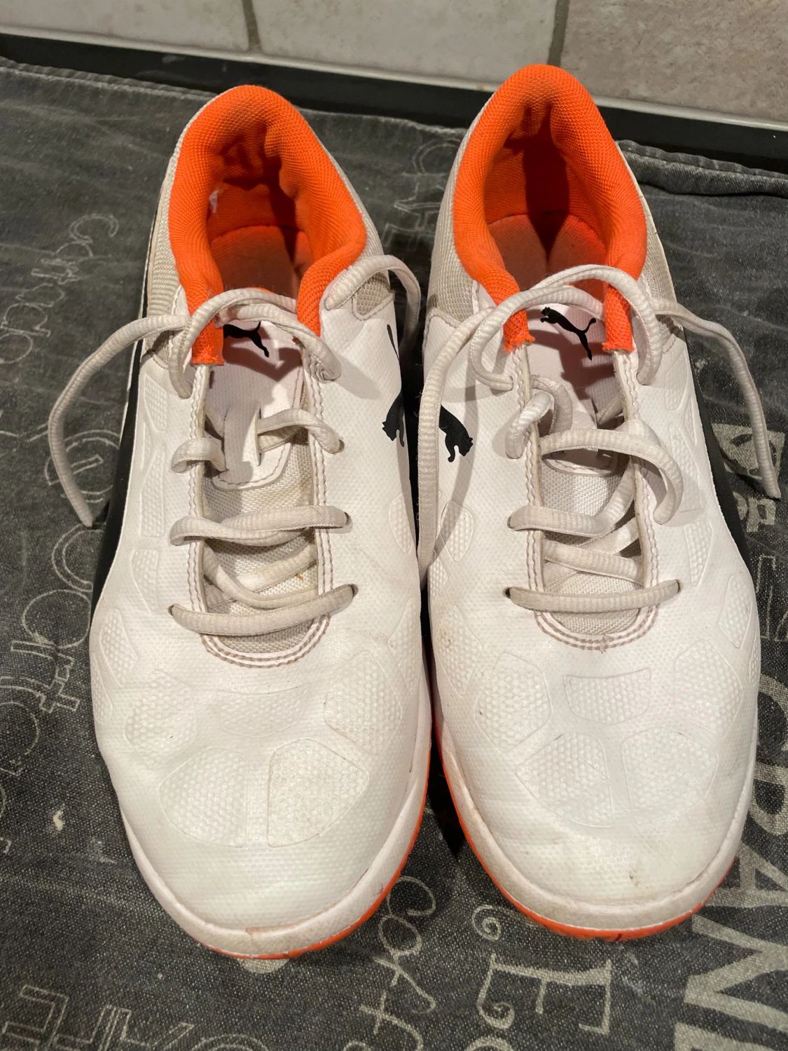 Vita och orange inomhusskor från Puma - 1