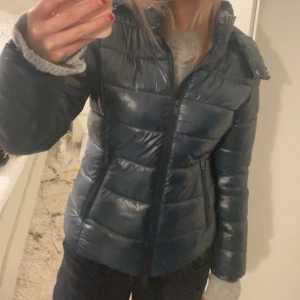 Mörkblå jacka  - Mörkblå jacka från lager 157, mycket bra skick i storlek xs😊