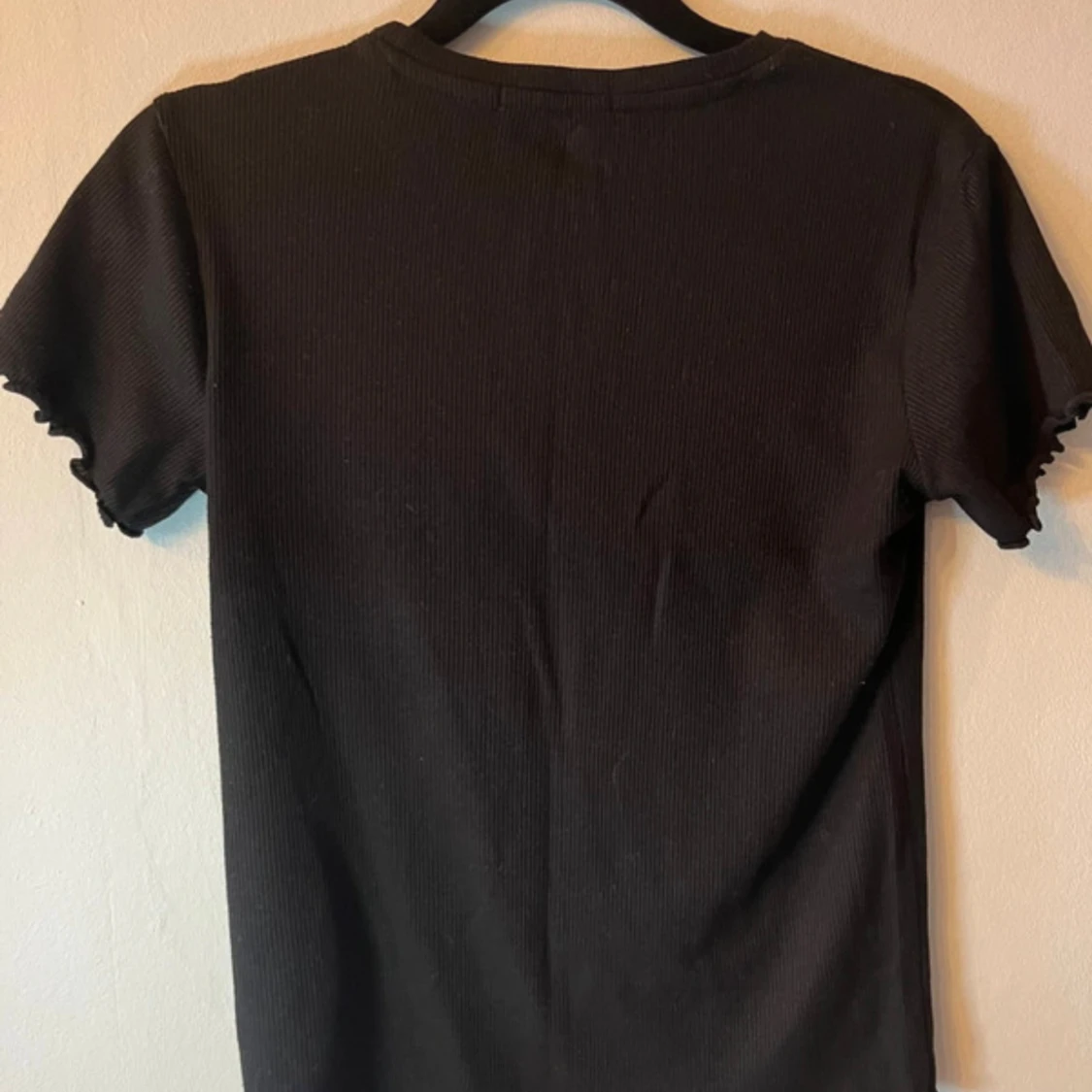 Svart ribbad t-shirt med volangärm - 1