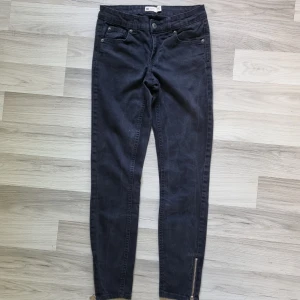 Svarta skinny jeans från Gina Tricot perfect jeans - Snygga svarta skinny jeans från Gina Tricot perfect jeans i storlek 26. Jeansen har klassisk femficksdesign, smal passform och dragkedjedetalj vid benslutet. Perfekta till sneakers eller boots och tillverkade i stretchig bomullsblandning för extra komfort.