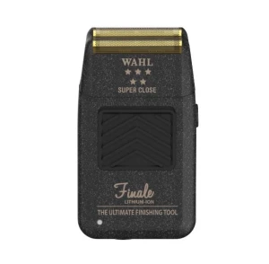 Wahl Finale Lithium-Ion Super Close rakapparat - Wahl Finale är en professionell rakapparat med litiumjonbatteri, designad för supernära finish. Guldpläterade skärhuvuden och robust konstruktion. Perfekt för frisörer och barberare. Produkten är i mycket gott skick utan synligt slitage. Endast använd ett fåtal gånger och helt rengjord innan försäljning. Nypris 1500kr, laddare medföljer. Pris kan diskuteras vid snabb affär!