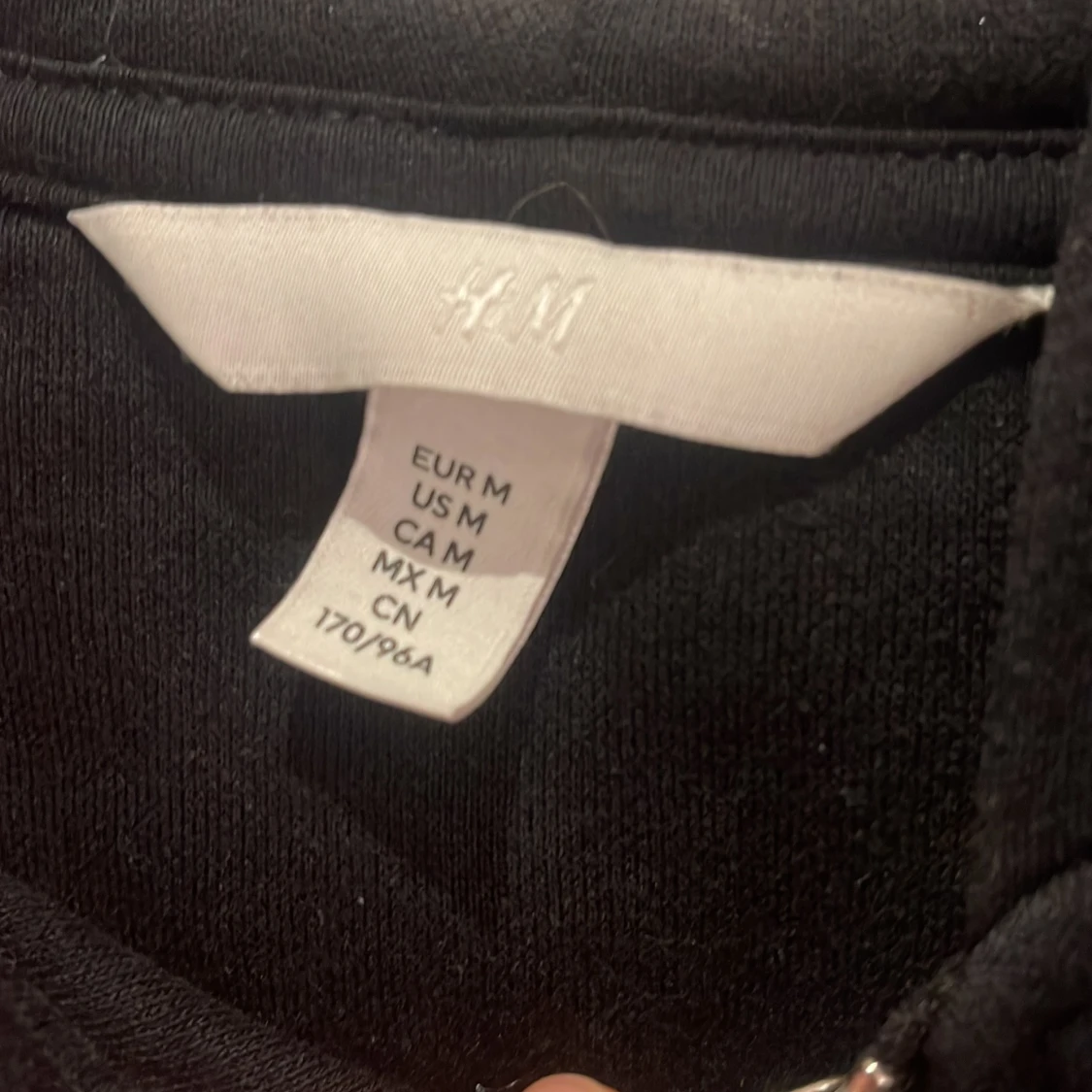 Svart hoodie med dragkedja från H&M - 1