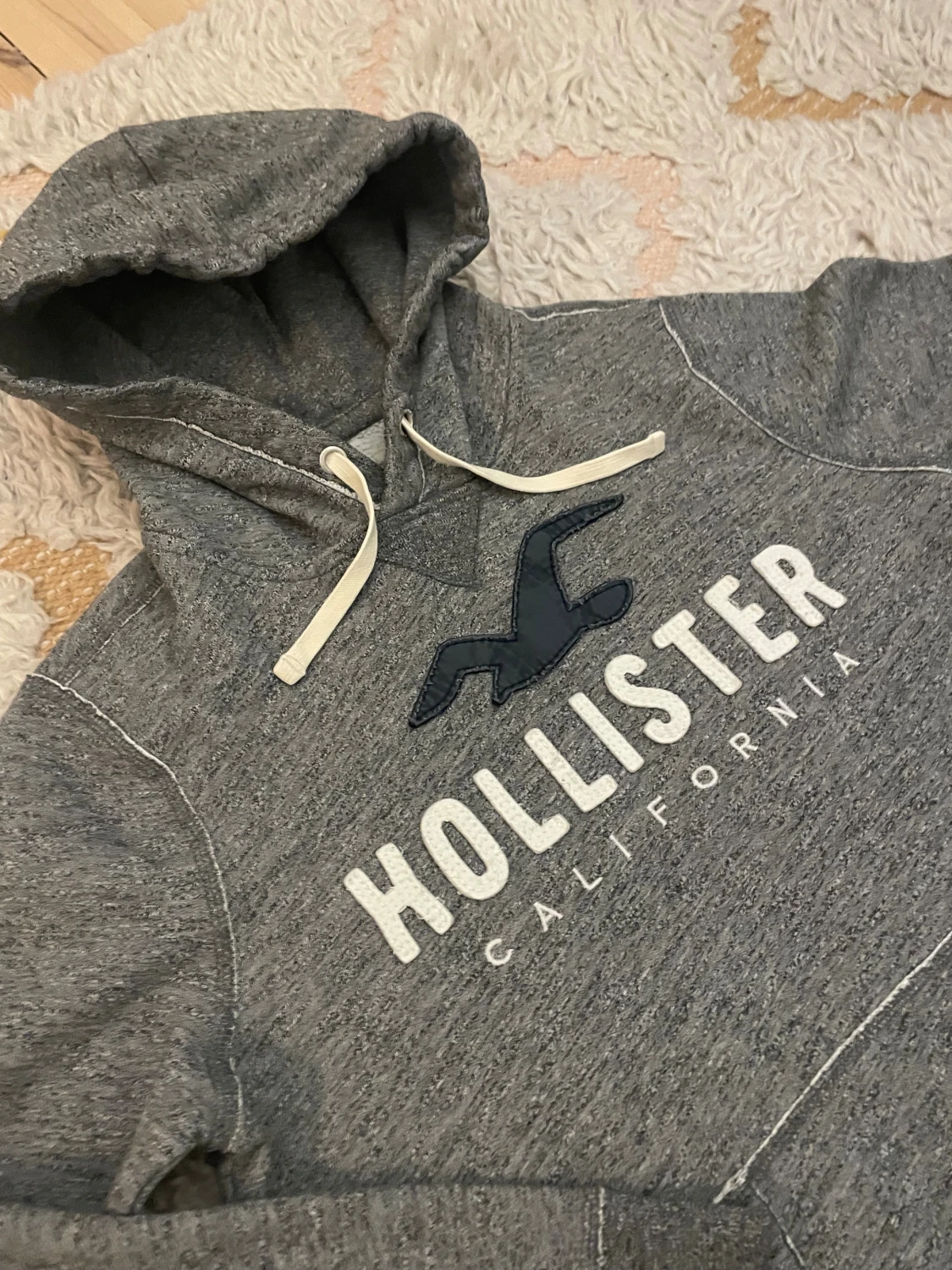 Grå hoodie från Hollister  - 3