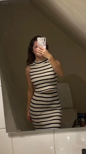 Gina tricot set - Ett jättefint set från Gina tricot, en matchande topp med midikjol! Toppen är i storlek S och kjolen i storlek XS. Kjolen är dock väldigt stretchig och passar både XS och S. Kjolen har en slits. Skriv vid frågor eller om du endast vill köpa ett av plaggen❤️