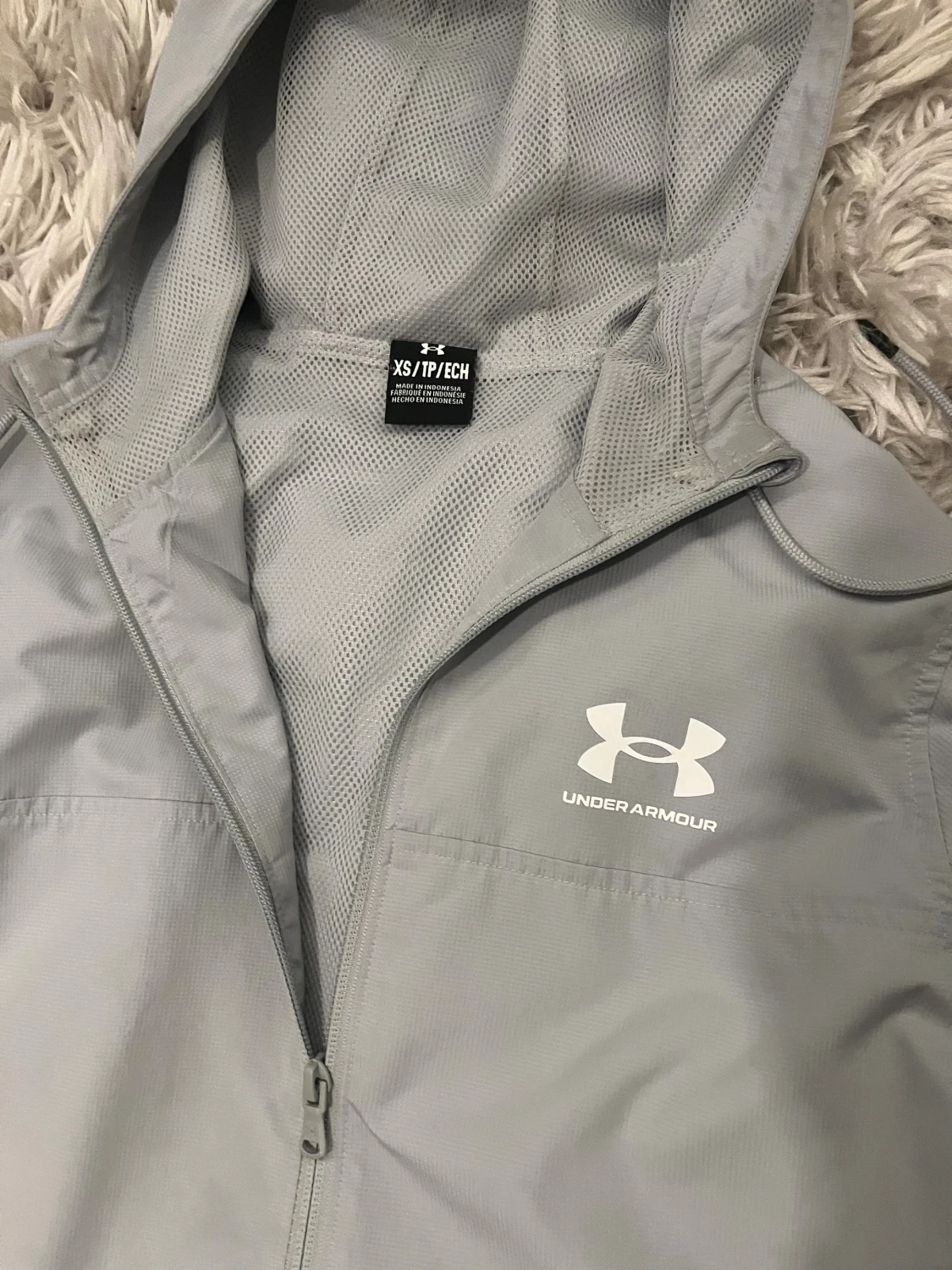 Ljusgrå vindjacka Under Armour XS - 2