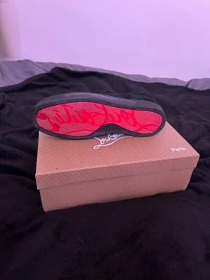 Röd sula  -  louboutin skor lite smutsig sula annars mycket bra skick 