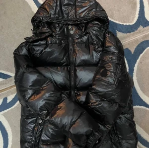 Moncler liknande jacka - Säljer en fet jacka som liknar moncler maya | Sitter som storlek M-L | Nytt skick | Kontakta mig vid frågor och pris går att diskutera vid snabb affär❄️✨️ 