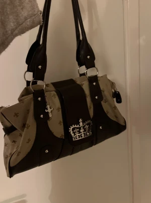 Friis & Company väska - Vintage friis & company väska i fint skick. Finns få små tecken på användning men i inget som syns. Innerfodret på väskan är i toppen kvalitet och helt utan skavanker. Perfekt storlek för vardagsbruk! 