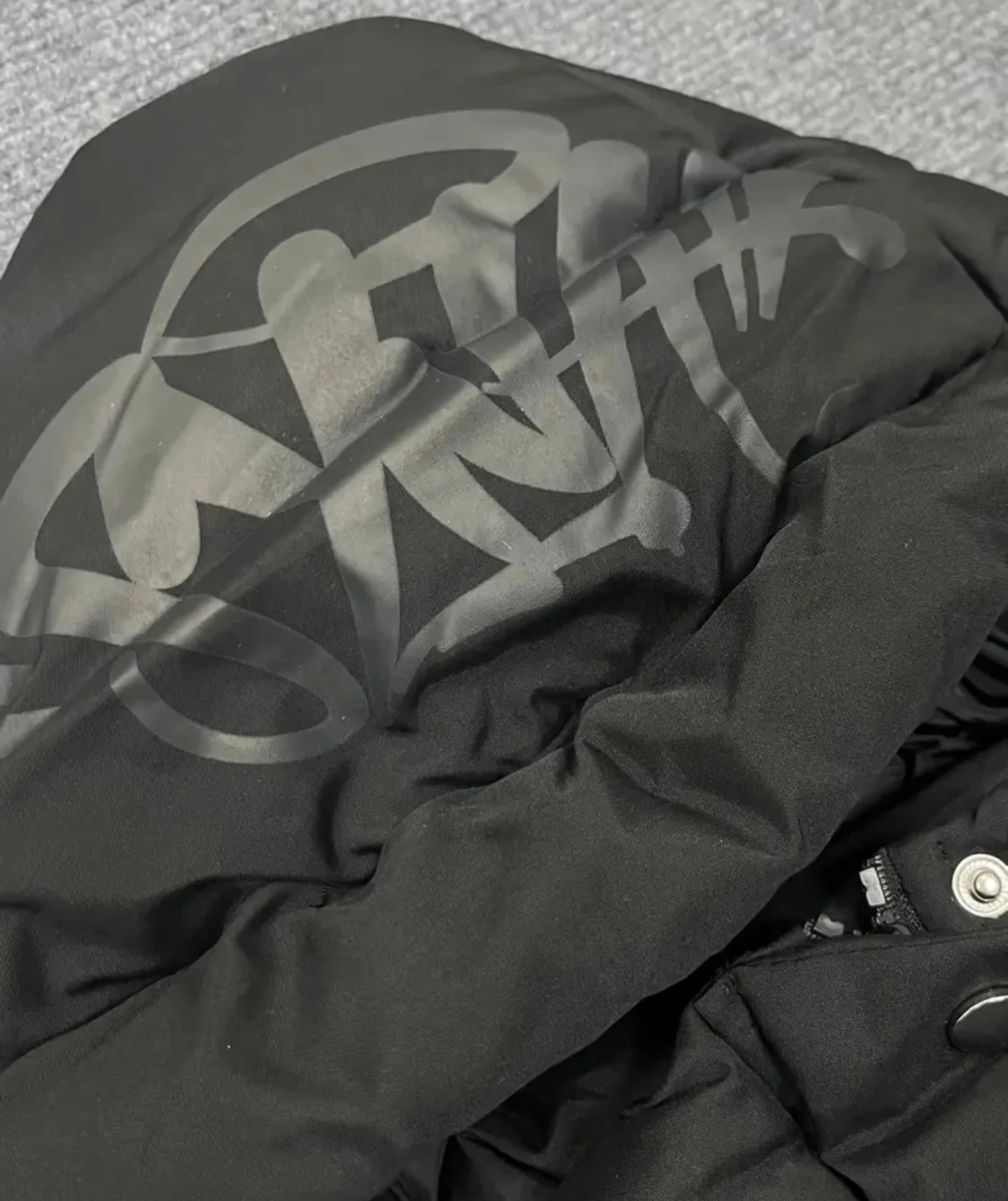 Svart pufferjacka med tryck på huvan - 2