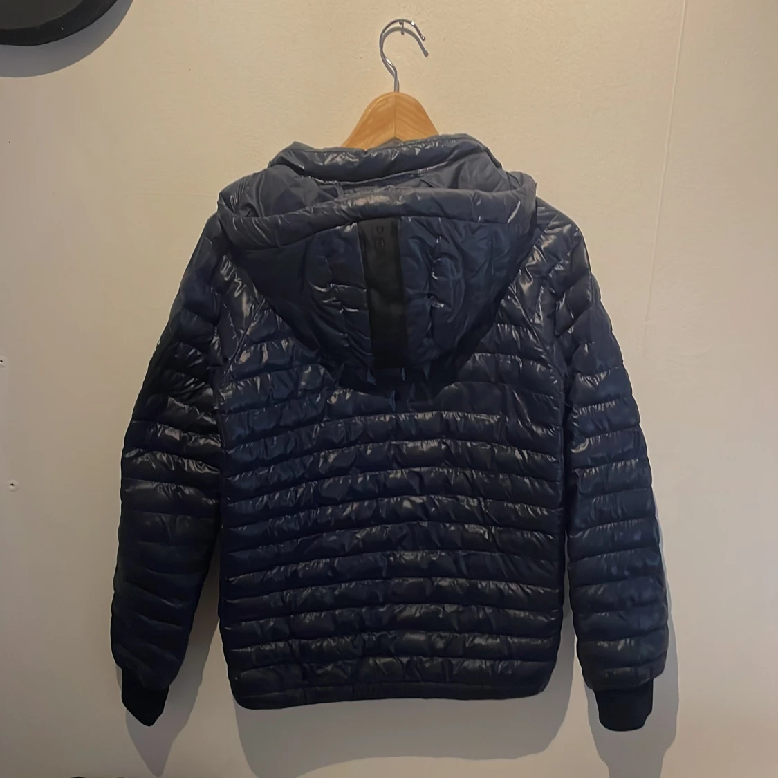 Mörkblå pufferjacka från Peak Performance storlek (170) - 1
