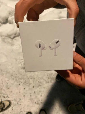 Apple AirPods Pro med MagSafe-laddning - Säljer ett par vita Apple AirPods Pro med MagSafe-laddningsetui. Trådlösa in-ear-hörlurar med stilren design och aktiv brusreducering. Perfekta för musik, poddar och samtal. Kommer i originalförpackning. Paketet är öppnad med de är helt nya icke använda. Pris kan diskuteras