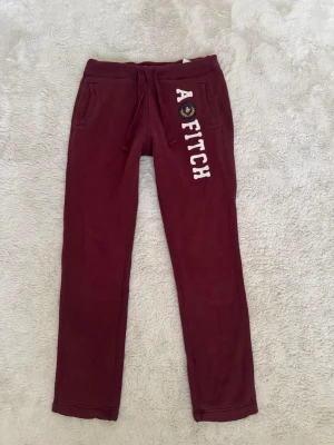 Vinröda mjukisbyxor från A&Fitch - Säljer ett par vinröda mjukisbyxor från Abercrombie & Fitch i storlek S, Innerbenslängden är 77cm! 