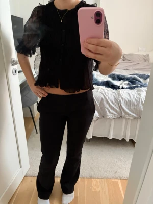 Spets blus - En supersöt svart spetsblus med klappar, från zara. Perfekt till lite mer uppklädda tillfällen, använd fåtal gånger. Saknar nedersta knappen, men inget man tänker på! Storlek xs, passar xs-s