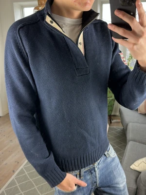 Stickad tröja  - Simpel stickad, trendig och väldigt snygg! Mått: A:53 B:44 C:40 D:63 (cm)   Skriv vid fundering 😇