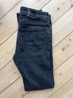 Svarta jeans från Jacob Cohen  - Riktigt snygga jeans i nyskick, enda defekten är loggan som saknar lite hår då jag råka tvätta dem i tvättmaskin och inte handtvätta.. nypris omkring 5000 men pga defekten på loggan så är mitt pris 799!