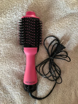 Rosa varmluftsborste från Revlon - Säljer denna fönborste/ varmluftsborste från Revlon då den inte kommer till användning hos mig. Har provat den någon gång när jag köpte den men inget mer än det. Superfint skick, fungerar som den ska! 😊