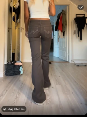 Bruna bootcut jeans nelly - Snygga bruna bootcut jeans med ljusa kontrastsömmar på bakfickorna. Jeansen har låg midja. Strl 34. Nypris 699kr mitt pris 399!! Använda endast 2 ggr.