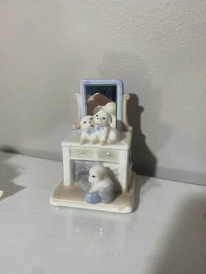 Vintage porslinsbyrå med hundar – Casade - Söt vintage porslinsfigur från Casades. En liten byrå med spegel och hundar i fina detaljer. Mycket fint skick, inga sprickor eller nagg. Perfekt som dekoration eller present 💙