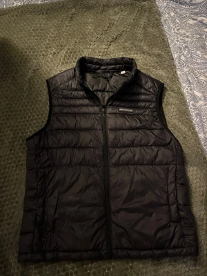 Väst Jack & Jones - Säljer min killes väst från Jack & Jones 