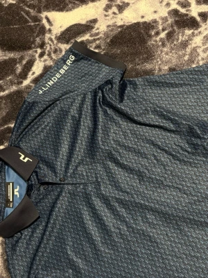 J. Lindeberg tour tech print pike - En väldigt snygg piké inför kommande golfsäsong! Köptes in i slutet av förra säsongen, och säljes då jag bara han använda den en gång och nu har den blivit för liten...
