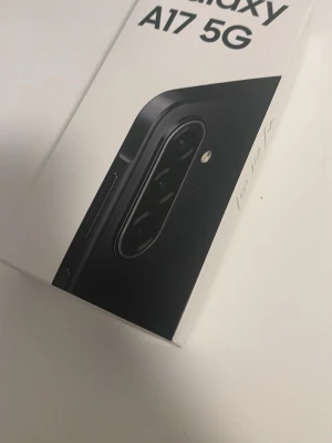 Samsung Galaxy A17 5G svart mobil - Samsung Galaxy A17 5G är en modern smartphone med stilren svart design och rundade kanter. Telefonen har flera bakre kameror och levereras i originalförpackning. Perfekt för dig som vill ha snabb 5G-uppkoppling och en pålitlig Android-mobil. Pris kan diskuteras 