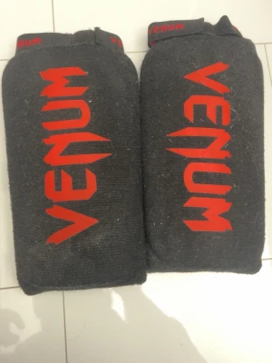 Svarta benskydd från Venum - Säljer mina benskydd då de aldrig används och ligger endast o dammar. Använts fåtal gånger och haft de som extra benskydd o sitter bra vid träning som MMA eller kampsport.