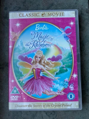 Barbie Magic of the rainbow dvd - Barbie Magic of the Rainbow på DVD. Följ med Barbie på ett magiskt äventyr. Perfekt för barn och Barbie-fans.  Finns på språk: Engelska, Tyska  OBS!! skivorna är begagnade så det kan förekomma repor/hairlines på skivorna, men då jag kollar igenom alla filmer jag säljer garanterar jag att alla funkar felfritt om inget annat står! :)