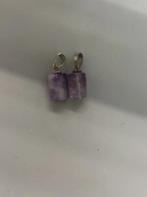 Ametist berlocker  - Riktig ametist som köptes i en kristall affär för 450kr, säljer båda för 150kr använd inte och är i bra skick.