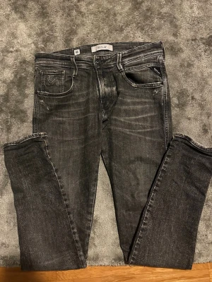 Replay ambas  jeans - Säljer ett par  Replay ambas jeans. Waist 30 och length 34. Svart grå färg.  Sitter väldigt bra på och är jätte snygga. Inga skador på jeansen bara att lappen där bak har gått av men inget som syns det blir bara snyggare 