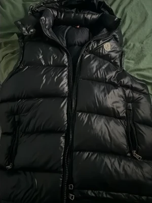 Väst  - Storlek L, använd endast i höst, litet glapp problem i dragkedjan men går att stänga hela kedjan upp 