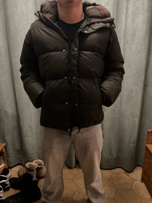 Burberry jacka - Burrberry jacka som går att ta bort armarna på för att göra till en vest. Jackan har det ikoniska mönstret i luvan. Säljer för jag inte använder den längre. Vid frågor är det bara höra av sig. Första 2 bilderna är på person som har S, andra är på person som har L. Ända som skiljer denna jacka mot en ny är att funktionen att dra åt midjan har gått sönder.