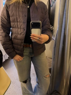 Lila/grå uniqlo jacka  - Snygg vårjacka ifrån uniqlo. Storlek M men passar mig som S