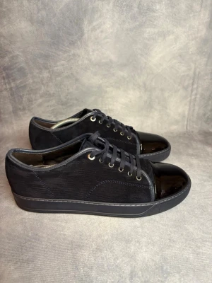 Navy Lanvins storlek 44/45 - Säljer ett par riktigt schyssta lanvin captoe, | strl, uk 10, 44,45 | Skick 10/10! | skorna passar dig till iprincip allt. De är i en schysst navy blåa färg och har en skönt och varm insida🙌 Priset är ej hugget i sten! 🪨 Hör av dig vid frågor!