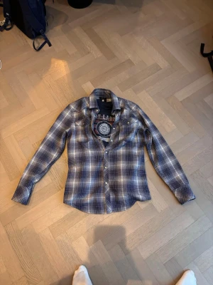 Rutig skjorta från gstar - Riktigt snygg rutig skjorta från gstar, perfekt till både vinter och sommar! Riktigt snyggt att ha en tshirt under som jag har i bildern samt upprullade ärmar. Vid frågor är de bara att höra av er!