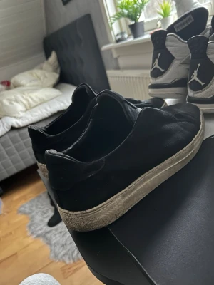 Arigato - Tjena säljer nu mina arigstos då jag har skaffat nya skor väldigt sköna och snygga mycket kvar o använda! Har varit väldigt rädd om dem så väldigt bra skick förutom uppe på ena skon så har de släppt så de syns lite vit tror de e broderi men går o ta bort! Hör av er om de är nåt🙏😊