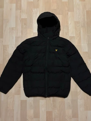 Svart dunjacka från Lyle & Scott - Jackan har inga defekter och är använd ett fåtal gånger. Jackan passar S/M | Skriv vid ytterligare frågor eller funderingar | Köpt för 1849!!!!!!! 