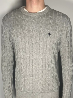 Kabelstickad Morris tröja - Säljer en riktigt snygg och trendig Kabelstickad Morris tröja i fint skick, storlek M, vid frågor är det bara att fråga //Gramenti