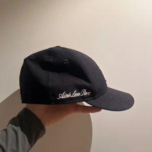 New York Yankees keps Aimé Leon Dore - Snygg mörkblå New York Yankees keps från Aimé Leon Dore och New Era.     Aime Leon Doré keps  Unisex  Exklusiv Size 7-  8/1 56,8cm  Köpt i Aimes butik i London 