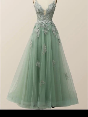 Balklänning - Vacker ljusgrön balklänning med öppen rygg med snörningar från ohmolly. Passar perfekt på mig som vanligtvis är en storlek S/M. Helt ny med prislappen kvar, endast testad💕 nypris ca 1500.