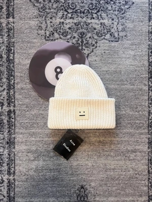 Acne Studios mössa - Säljer min jätte snygga mössa från Acne Studios, skriv vid frågor, priset är förhandlingsbart och kan skickd direkt efter köpet 😊 Passar både män och kvinnor 😃