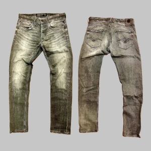 Replay anbass jeans - slim fit faded jeans - Otroligt feta replay anbass jeans i svart/grå färg med skön fade längst benen. Perfekta jeans nu till våren som kommer få dig att skina rejält. Jeansen är i mycket bra skick i storlek 31/32. Bara att skriva vid frågor!